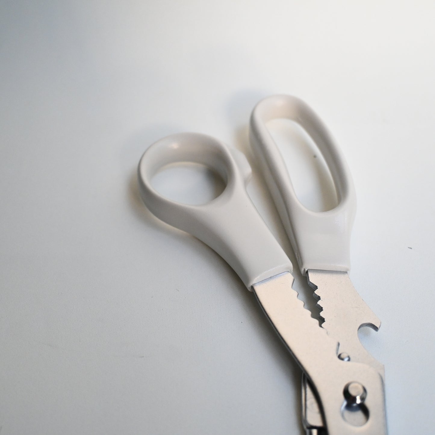 Kitchen scissors multifunctional